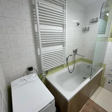 Valeria Chata *
